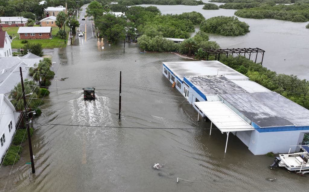 Un vehículo de 
<b>la Guardia Nacional de Florida</b> se mantuvo ofreciendo rondas por las zonas inundadas, previniendo accidentes.