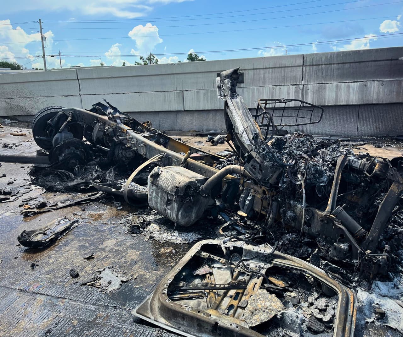Según las autoridades, el camión transportaba 8,800 galones de combustible. El Departamento de Bomberos de Houston publicó imágenes del accidente en las redes sociales.