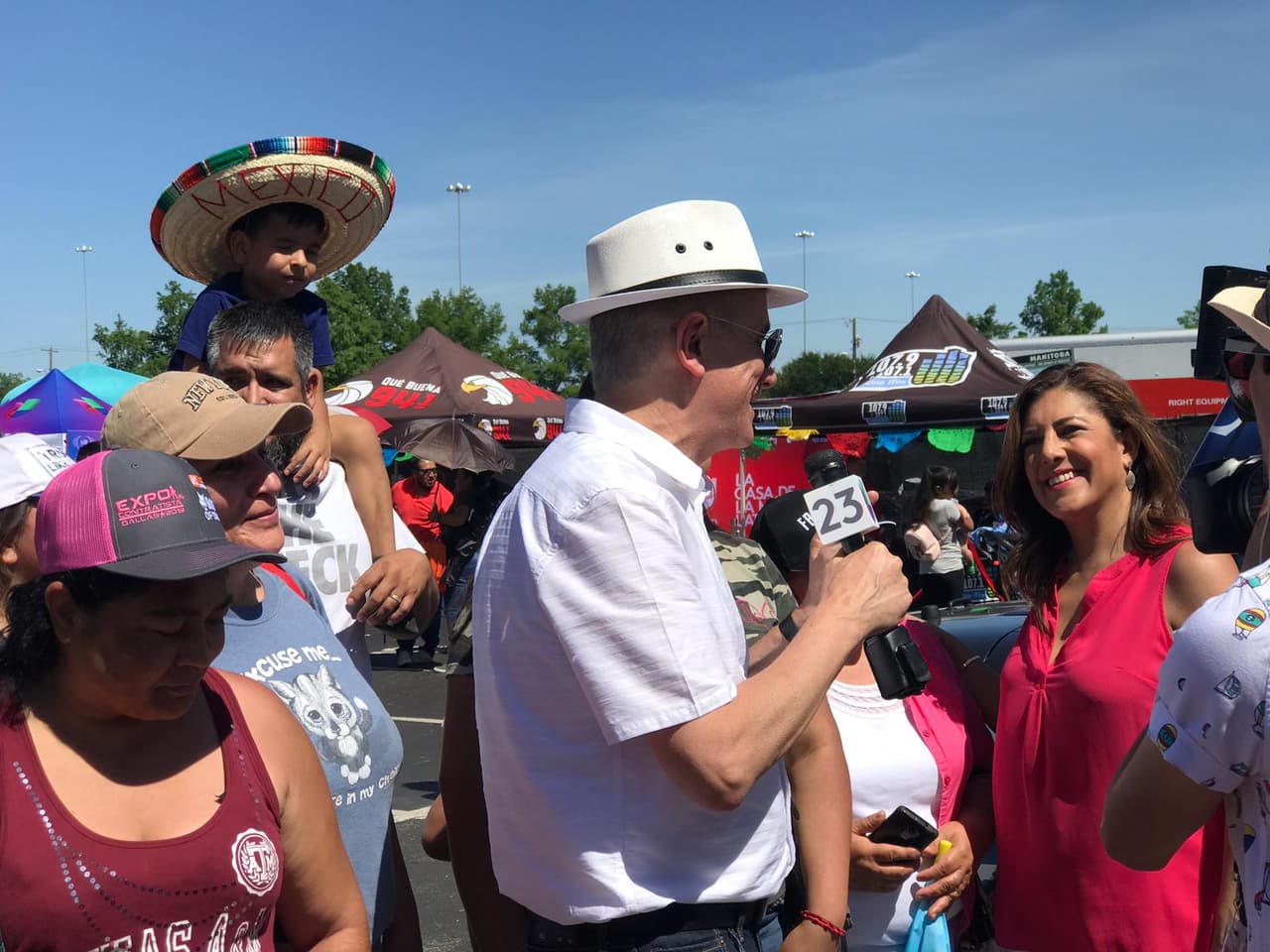 Ángel Pedrero, de Univisión 23 DFW, realiza una intervensión desde la actividad.