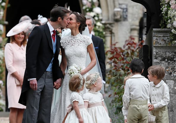 Pippa y James se dieron oficialmente, el primer beso como esposos, afuera de la iglesia de St. Mark Englefield.