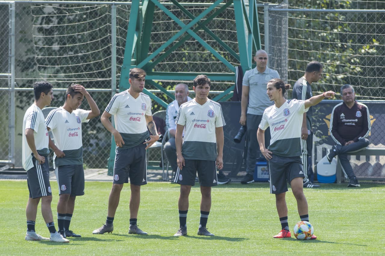 El argentino Gerardo Martino, técnico de la 
<b>Selección Mexicana</b>, realiza ajustes con los 
<a href="https://www.univision.com/deportes/futbol/mexico/los-rostros-de-gerardo-tata-martino-en-la-rueda-de-prensa-de-cara-a-la-copa-oro-fotos" target="_blank">jugadores de su convocatoria</a> para la 
<b>Copa Oro</b>, su primer reto en un torneo oficial con el 'Tri'.