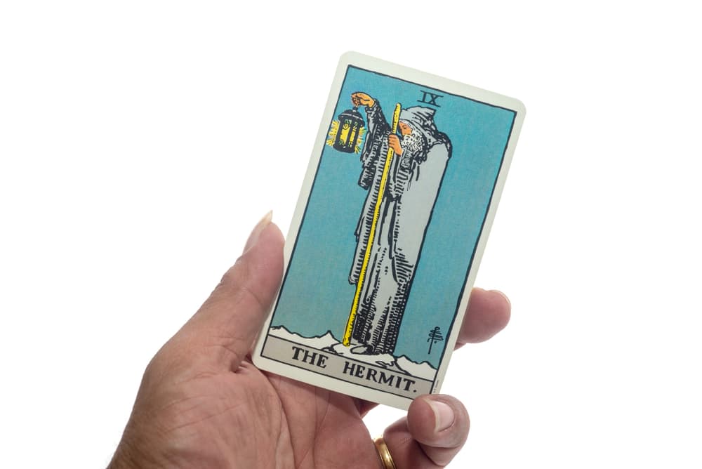 Quizá necesitamos un respiro, un cambio de dirección, bajarle algunas 'rayitas' a algo... Puede ser una especie de retiro espiritual interno, o incluso de literal escaparnos a un lado donde podamos descansar, respirar profundo y hacer esa introspección honesta, profunda y propia que nos lleve a una solución al problema que tenemos o simplemente una mejor dirección a nuestra vida.