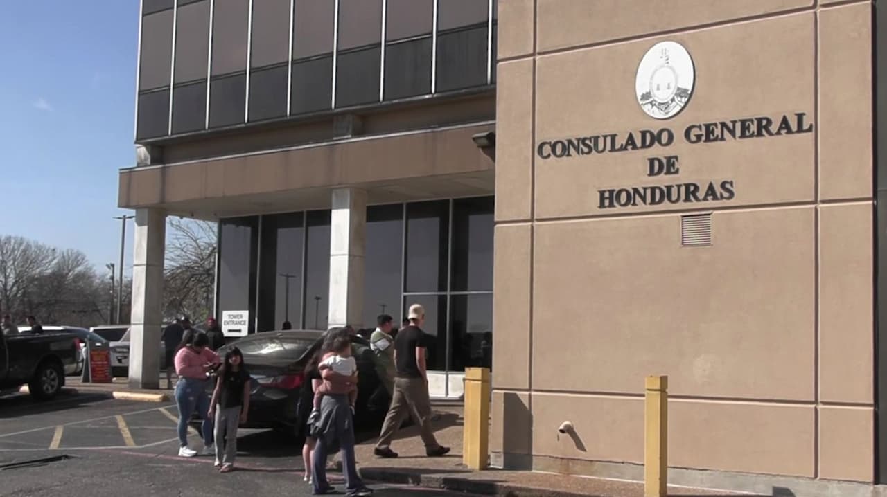 Huelga en el Consulado de Honduras en Irving deja a decenas sin pasaporte