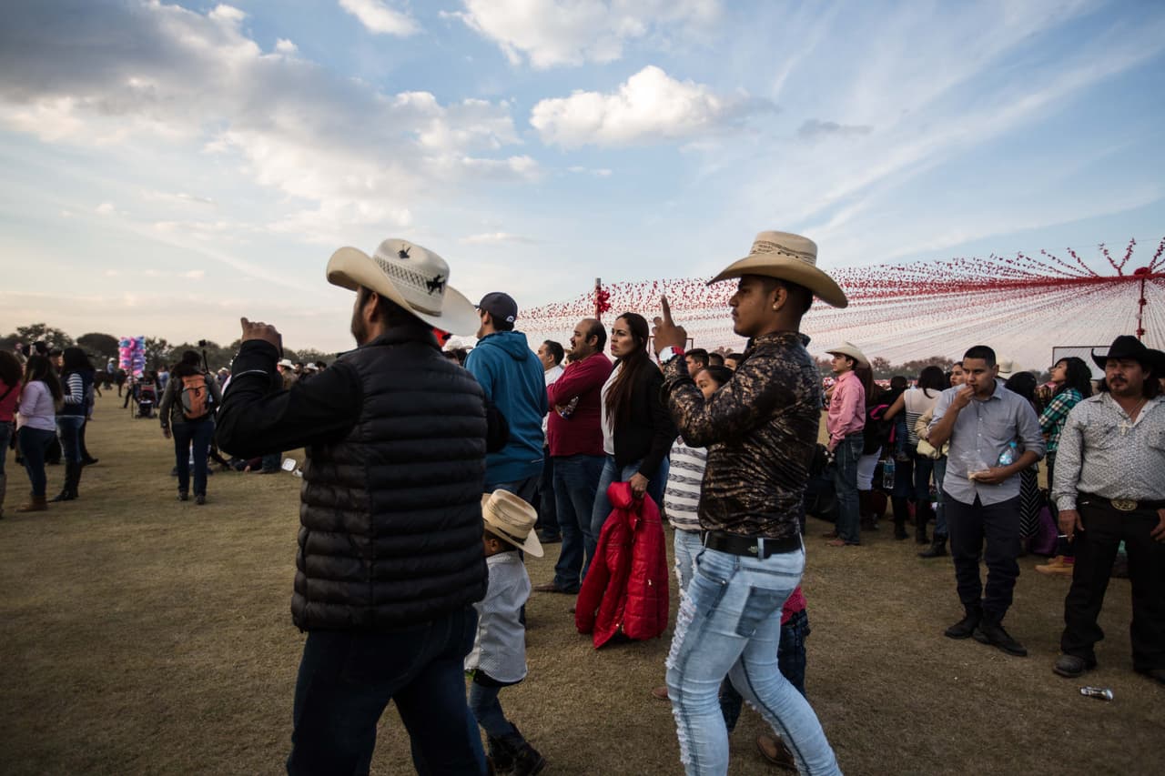 Asistentes al evento de los XV de Rubí celular en mano.
<i>Almudena Toral</i>