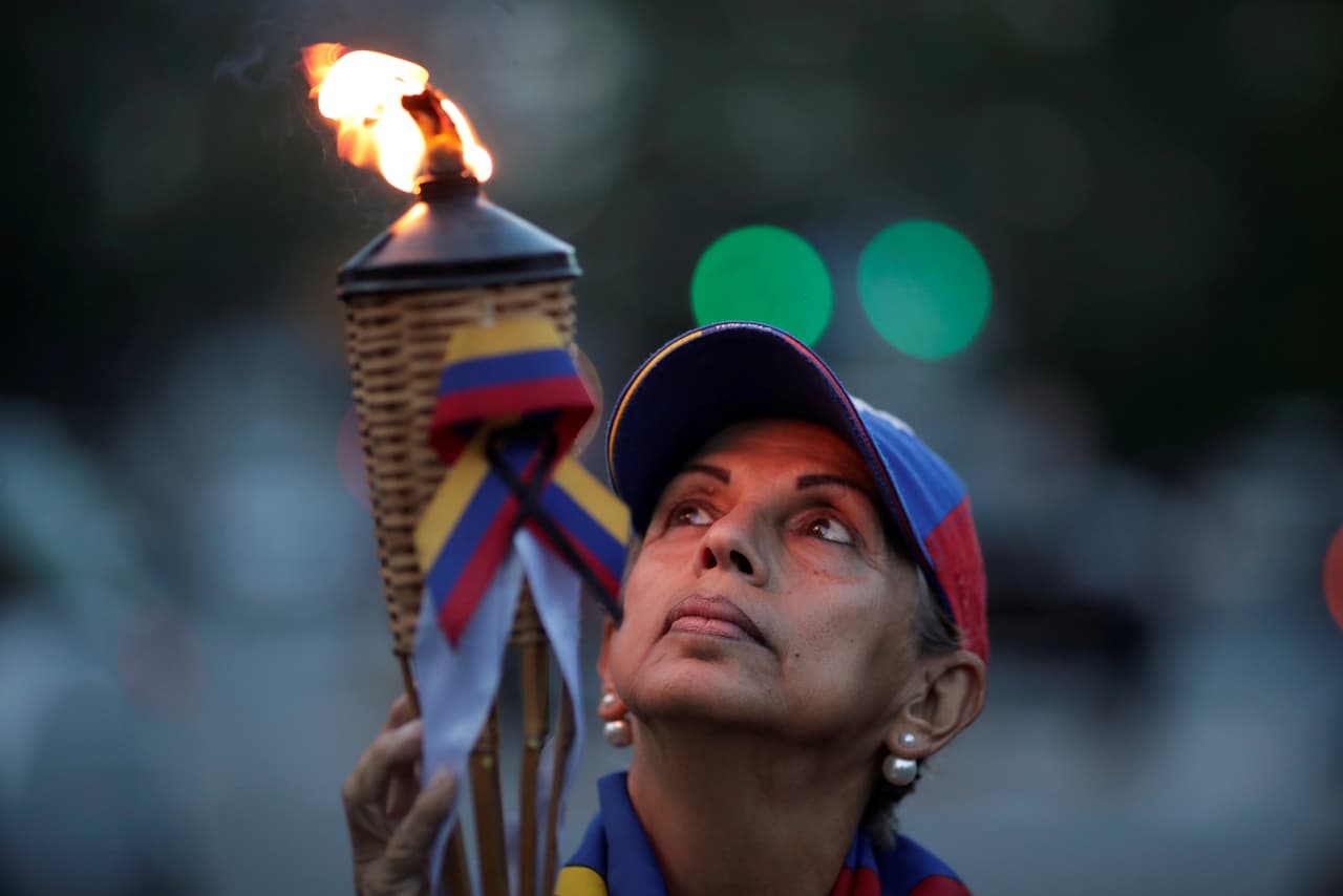 Esta mujer llevó una antorcha a la vigilia por los caídos de la semana pasada.