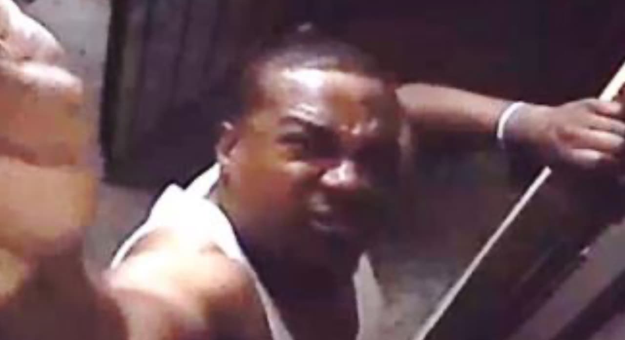 Buscan a sujeto captado en video tras presuntamente cometer asesinato en Chicago