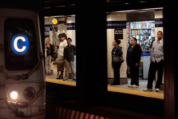 La decisión de la MTA el sábado de detener todos los trenes subterráneos, autobuses y trenes suburbanos en preparación para la tormenta -que entonces era huracán- amenazaba con interrumpir el inicio de la semana laboral en la zona metropolitana más poblada de la nación. Fue la primera vez que el sistema era cerrado por un desastre natural.