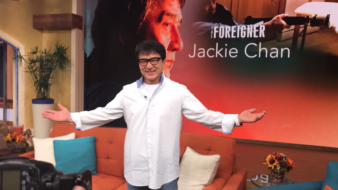 El legendario actor llegó a presentar su nueva película 'The Foreigner'.