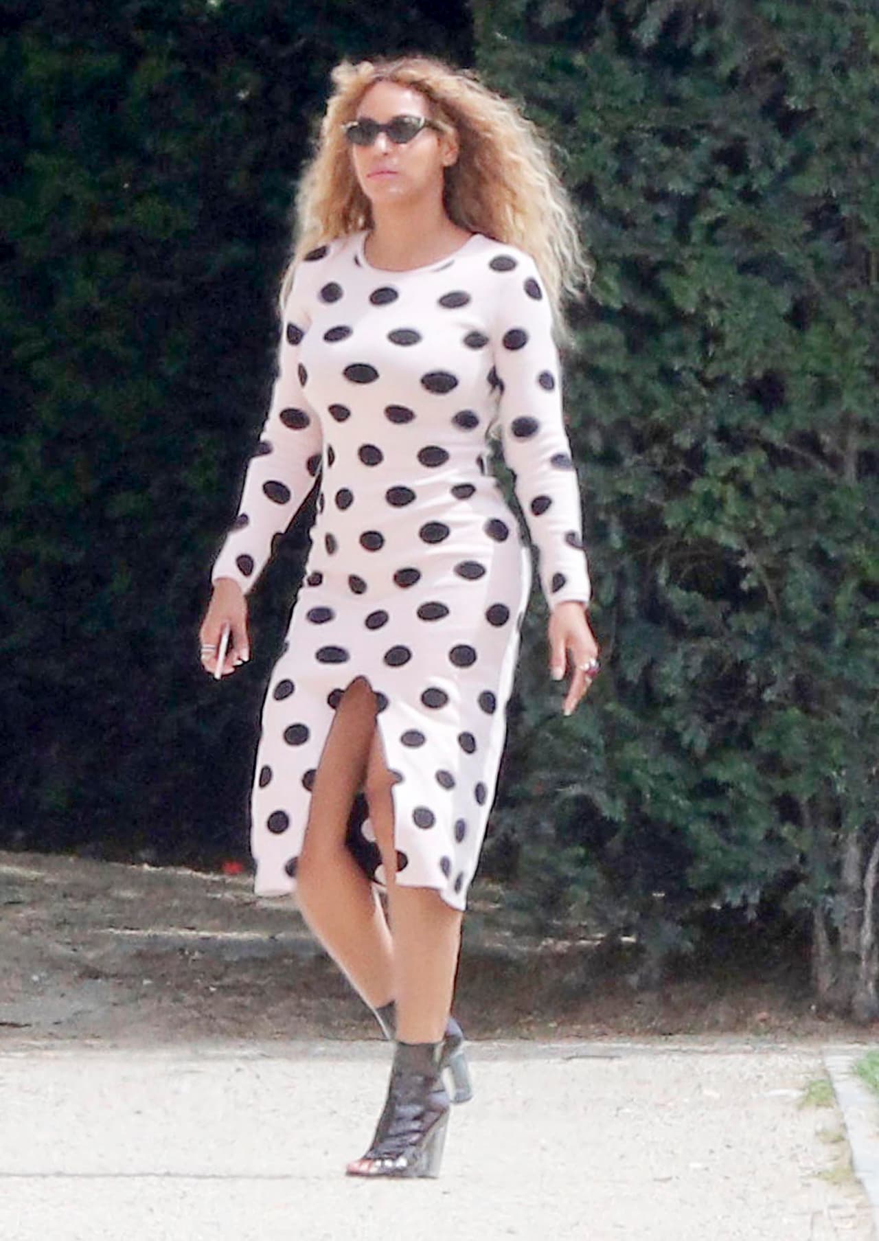 Mostró un poco de piel con esa sensual abertura.