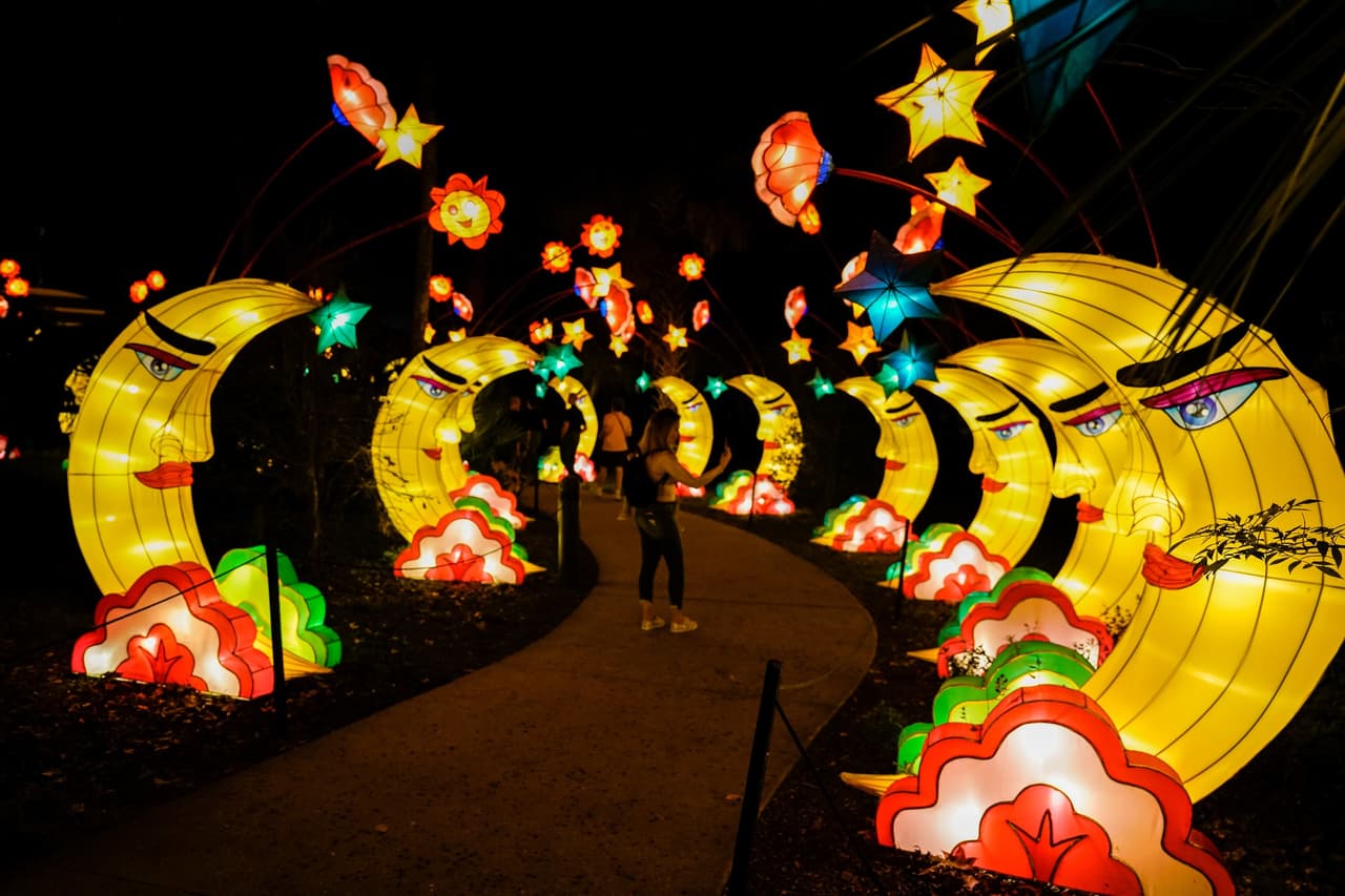 <b>Central Florida Zoo Asian Lantern Festival </b>
<br>
<b>Fecha:</b> 17 de noviembre hasta 14 enero de 2024
<br>
<b>Lugar:</b> Central Florida Zoo & Botanical Gardens
<br>
<b>Sitio web</b>: 
<a href="https://www.centralfloridazoo.org/lanterns/">https://www.centralfloridazoo.org/lanterns/</a>
<br>
<br>Mira docenas de linternas completamente nuevas, construidas a mano, iluminadas por miles de luces LED alrededor del zoológico en un sendero de tres cuartos de milla. Celebra el arte, la belleza y la maravilla de los tradicionales festivales de faroles asiáticos.