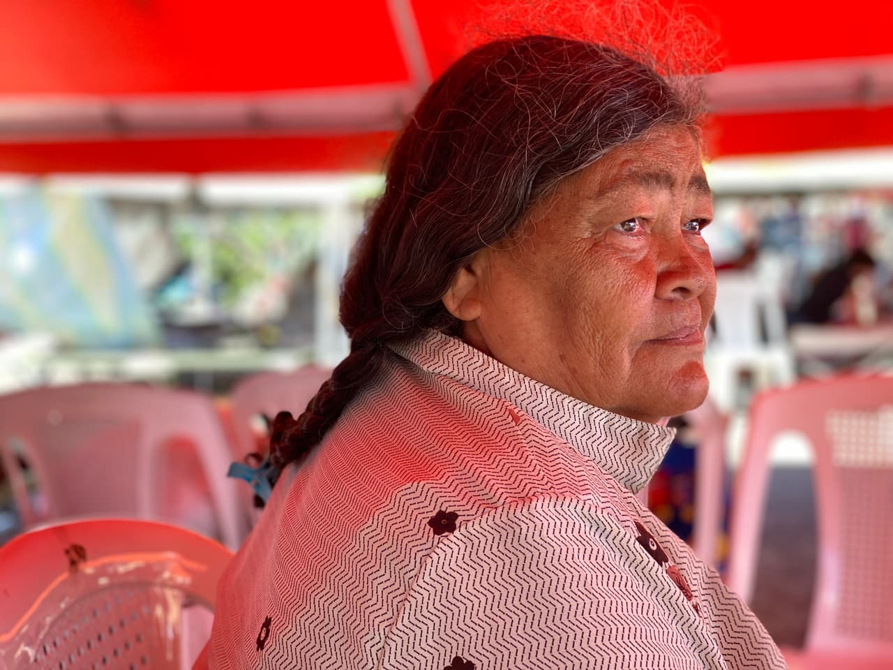 Casilda Ortiz espera en un refugio de Guánica, en el sur de Puerto Rico.