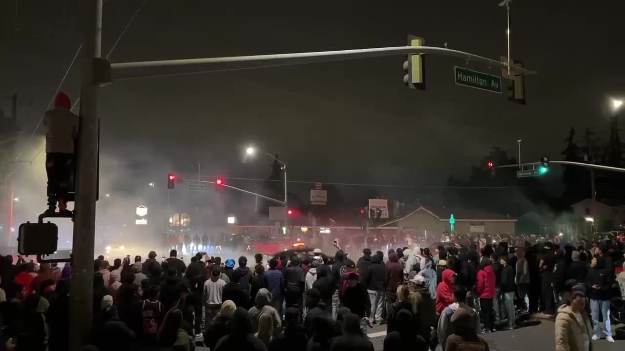 Después de aproximadamente una hora, el espectáculo se trasladó a la intersección de Meridian y la avenida Hamilton, donde se vio a cientos de espectadores bloqueando la vía.