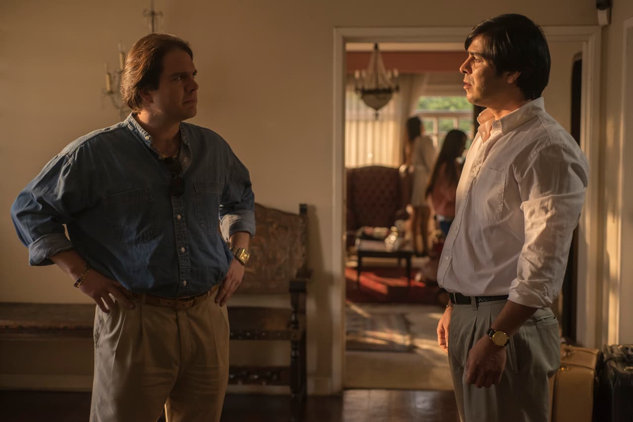 Tras intensas confrontaciones,
<b>Amado</b>, el nuevo líder del cártel de Guadalajara luego del arresto de Miguel Ángel 'Jefe de Jefes', reunió a ‘
<b><a href="http://www.univision.com/series/el-chapo/marco-de-la-o-es-joaquin-el-chapo-guzman-en-el-chapo" target="_blank">El Chapo</a></b>’ y los Avendaño para pactar una tregua. Sin embargo, Benjamín y Ramón Avendaño tenían un siniestro plan para amedrentar al grupo de 'El Chapo'.