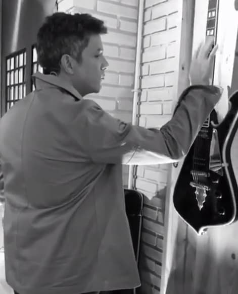 Para motivar a sus millones de fans, Alejandro Sanz lanzó una emotiva balada nombrada 'El mundo fuera' y por ella, entra como nominado de esta categoría.