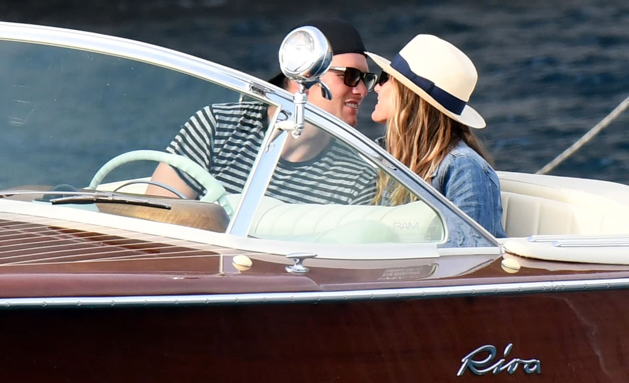 Entre sonrisas y besos transcurrió su paseo.