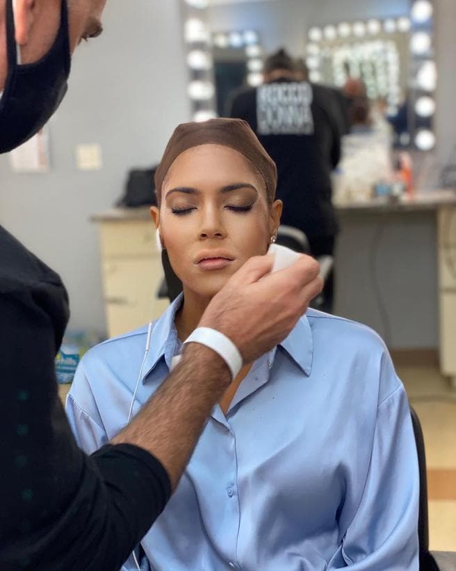 Las pruebas de peinado y maquillaje para sus caracterizaciones de íconos famosos han sido parte de su rutina diaria desde que se unió a la competencia.