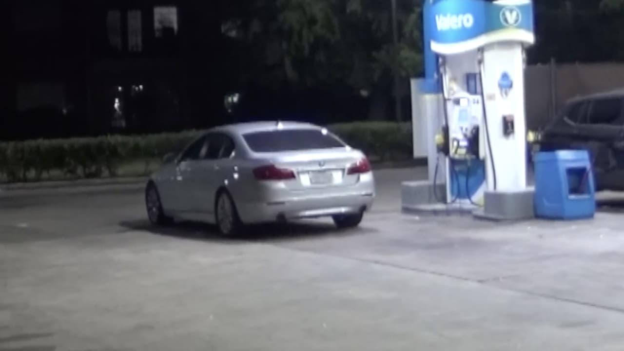 Uno de los hombres sacó un arma y le disparó al trabajador.