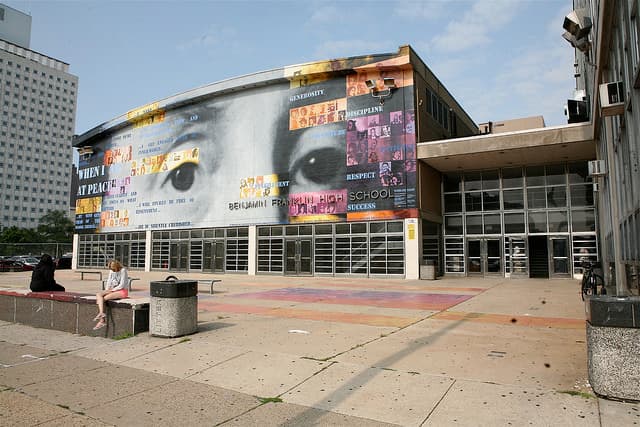 <a href="https://www.univision.com/local/philadelphia-wuvp/asbestos-provoca-cierre-de-dos-escuelas-en-filadelfia">En octubre el Distrito Escolar de </a>F iladelfia anunció el cierre de dos escuelas por contaminación por asbestos.
<br>
<br>Los planteles afectados fueron Benjamin Franklin High School y Science Leadership Academy. 
<br>
<br>La matrícula de ambas tuvo que ser asignada a otras escuelas a partir del jueves,10 de octubre 2019.
<br>