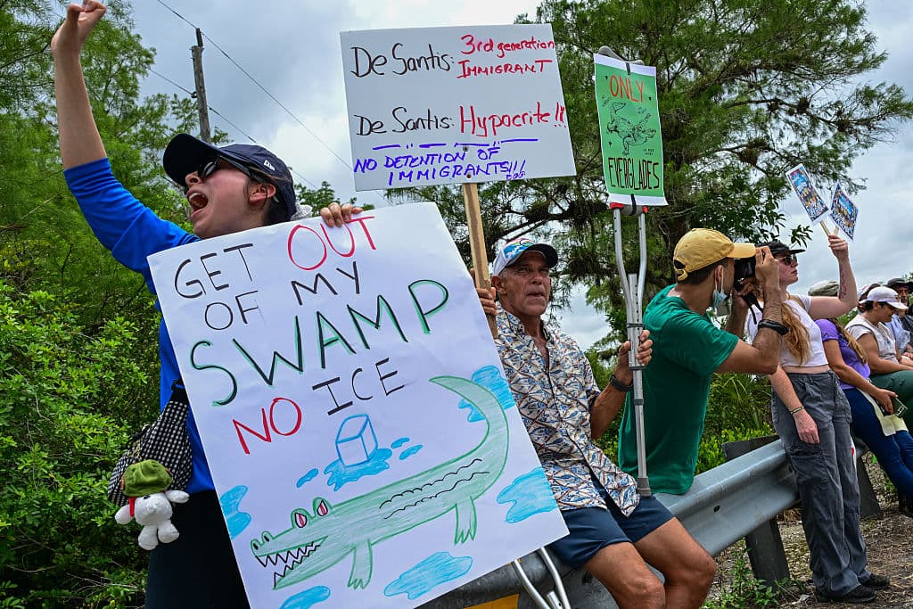 Líderes indígenas estadounidenses en el área condenan los planes del estado. En la zona quedan 15 aldeas de las tribus mikasuki y seminola, que sienten invadidos sus terrenos ceremoniales y de entierros.