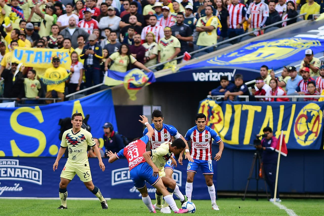 César Huerta disputa un balón con García pegado a la banda.