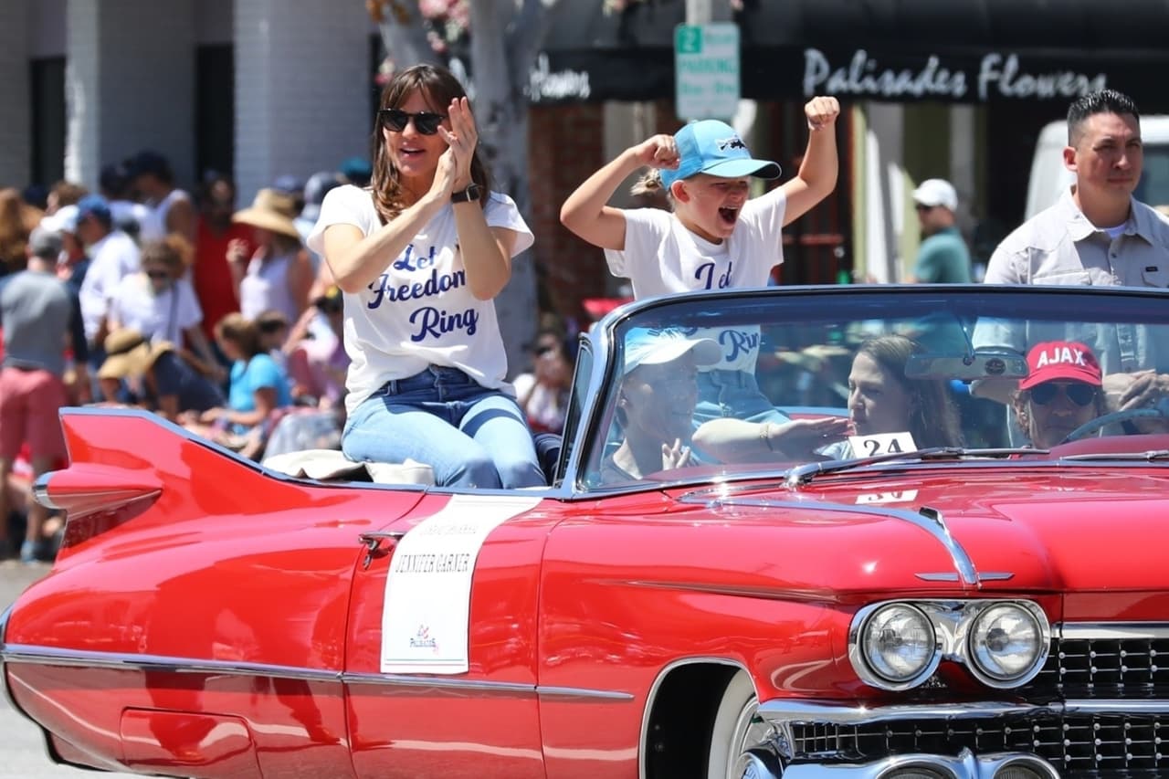 Para su participación, la protagonista de ’13 going 30’ y el pequeño usaron camisetas a juego con la leyenda ‘Let freedom ring’.
<br>