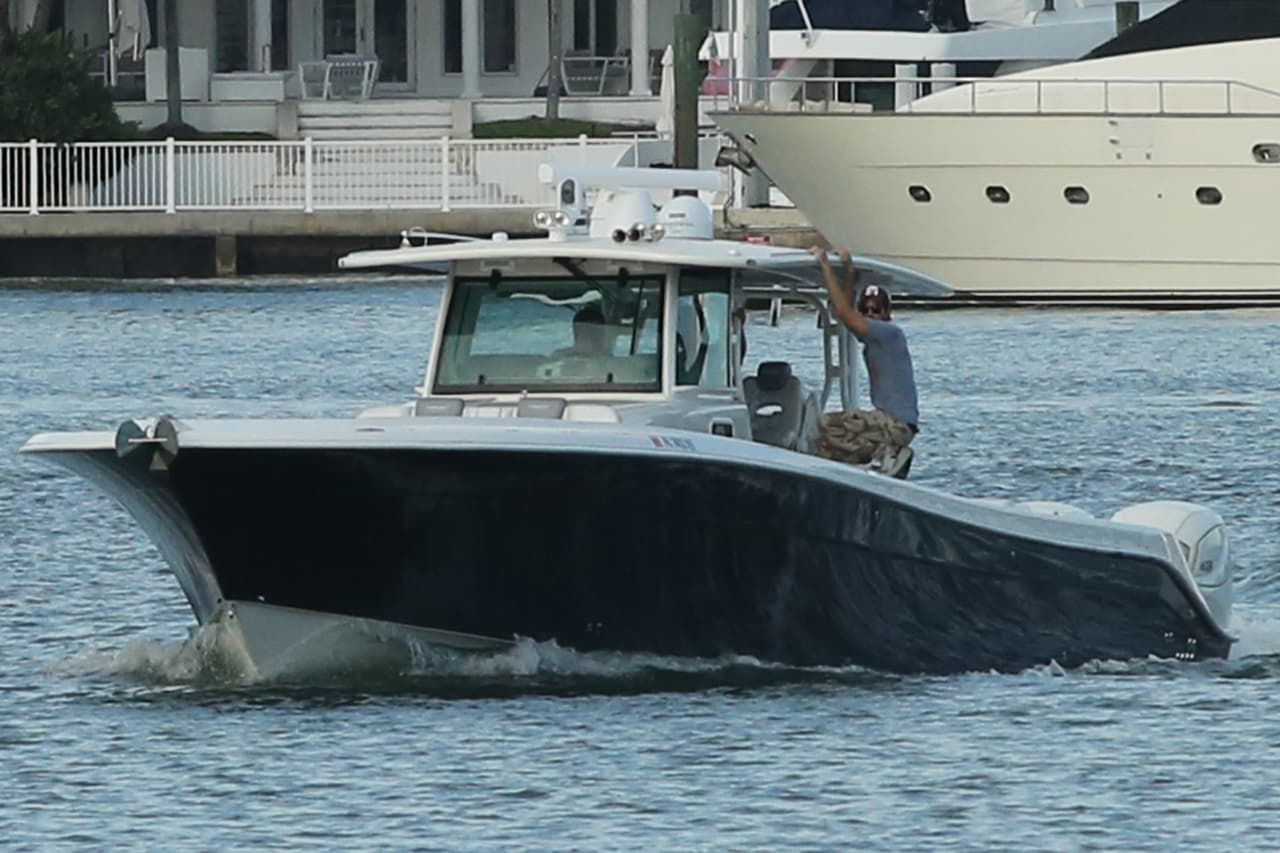 Tal vez espere al bello atardecer en Miami para eso...