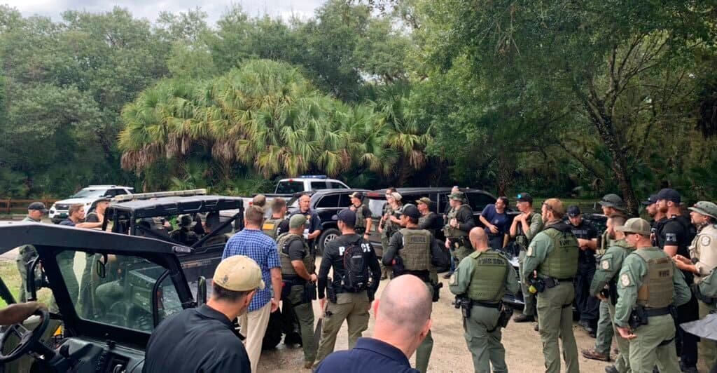 En esta foto proporcionada por el Departamento de Policía de North Port, los funcionarios encargados de hacer cumplir la ley realizan una búsqueda de Brian Laundrie en la vasta Carlton Reserve en el área de Sarasota, Florida, el sábado 18 de septiembre de 2021.