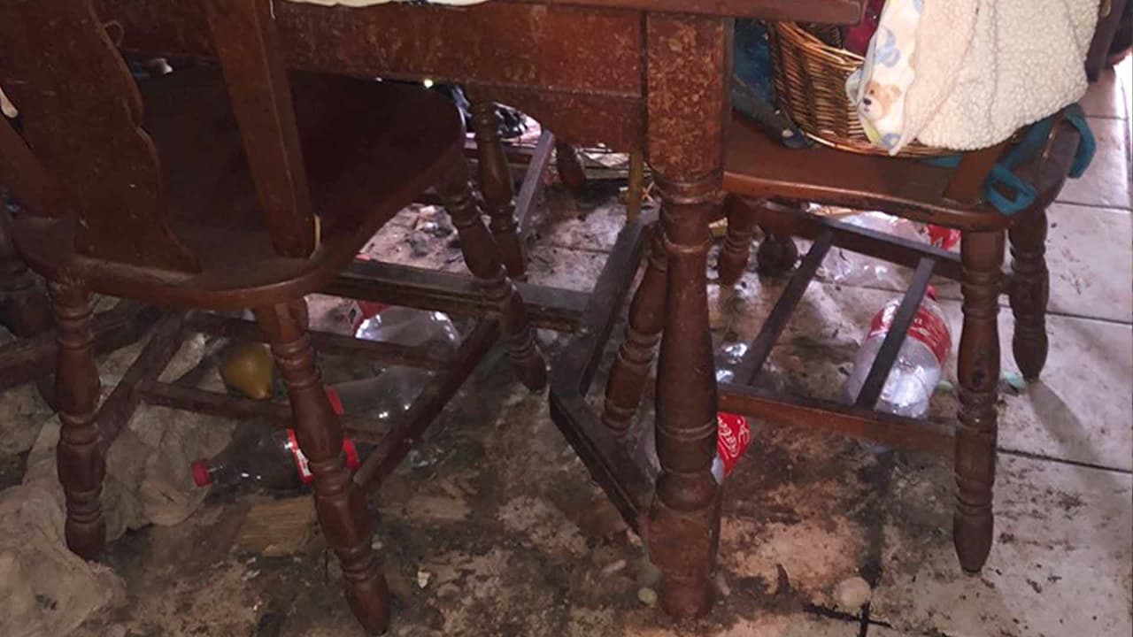 La vivienda tenía basura por todos lados.