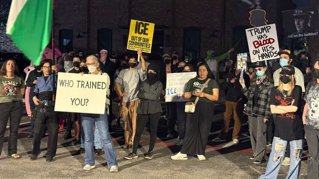 Más de 100 personas se dieron cita con mantas, pancartas, banderas y cánticos, reiterando su llamado a un cambio en el país y a un enfoque más humano hacia los inmigrantes, en especial aquellos que se encuentran indocumentados.