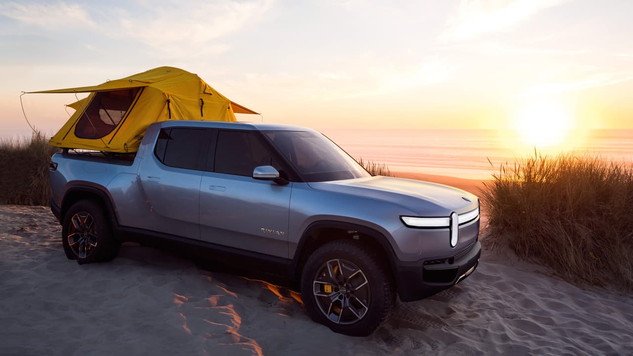 La literatura promocional de Rivian hace mucho énfasis en las
<b>capacidades todoterreno</b> de sus "vehículos eléctricos de aventura". El precio de venta inicial de la R1T es de 69,000 dólares antes de descontar el incentivo fiscal federal para la compra de autos eléctricos de 7,500 dólares.