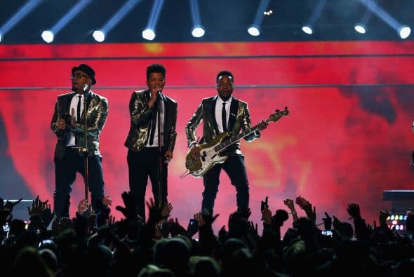 Un cuidado estilismo retro, una banda llena de energía y una particular mezcla de soul y rock sirvieron al cantante Bruno Mars para cautivar a la millonaria audiencia del Super Bowl durante el descanso de la gran cita anual del fútbol americano. Mars, de sólo 28 años y sobre quien planeaba la duda de si sería capaz de enfrentarse a un escenario de tal calibre, optó por un show directo y contundente. Tras una breve introducción a cargo de un coro de niños, un espectacular solo de batería sirvió para abrir el fuego y dar paso rápidamente al gran éxito "Locked Out of Heaven". Impecablemente vestido con una chaqueta dorada, despachó el tema junto a una banda con una amplia sección de viento que se lució en las coreografías. Sin más dilación, Mars descargó su segundo hit, "Treasure", y a continuación demostró su capacidad para fusionar el soul, el pop y el rock integrando en su espectáculo a los Red Hot Chili Peppers. La banda de Anthony Kiedis y Flea puso a saltar a todo el estadio Metlife con su clásico "Give it Away". Los rockeros californianos, a pecho descubierto como manda la tradición, solo necesitaron un par de minutos para demostrar que siguen en buena forma y ceder de nuevo el protagonismo a Mars.