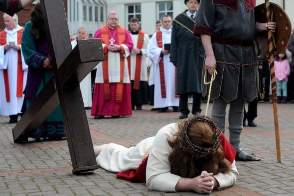 Una recreación de una de las caídas de Jesús a lo largo del Viacrucis. Esta imagen es de Meppen, Alemania.