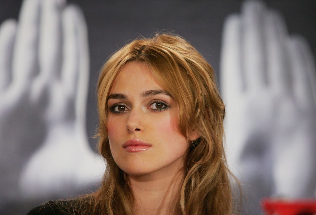 <b>Keira Knightley</b>
<br>Sale a la calle sin una gota de maquillaje, se viste con ropa común y corriente, y a pesar de tener una fortuna de 50 millones de dólares, se propuso vivir con 50,000 dólares al año.
<br>