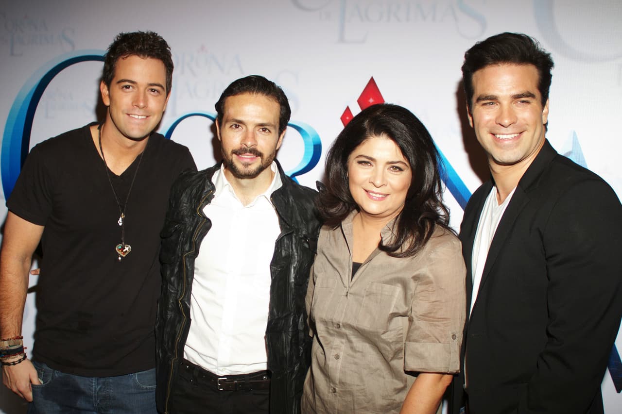 En esta nueva versión de 'Corona de lágrimas' los hijos de 'Refugio' fueron interpretados por 
<b>José María Torre, Mane de la Parra y <a href="http://www.univision.com/temas/alejandro-nones">Alejandro Nones</a>.</b>