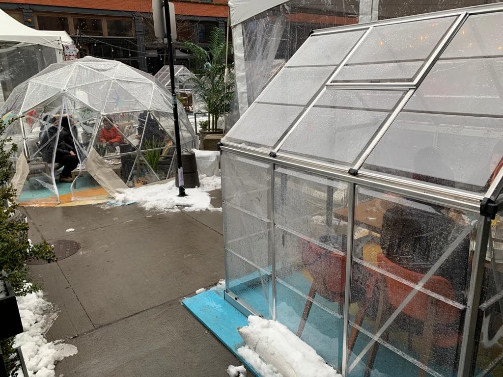 Manuel Pérez, mesero del Café Beatrix afirma que "la gente está saliendo más con estas temperaturas". "No me quejo, la verdad. Nos está yendo bien", dijo Pérez a las cámaras de Noticias Univision Chicago.