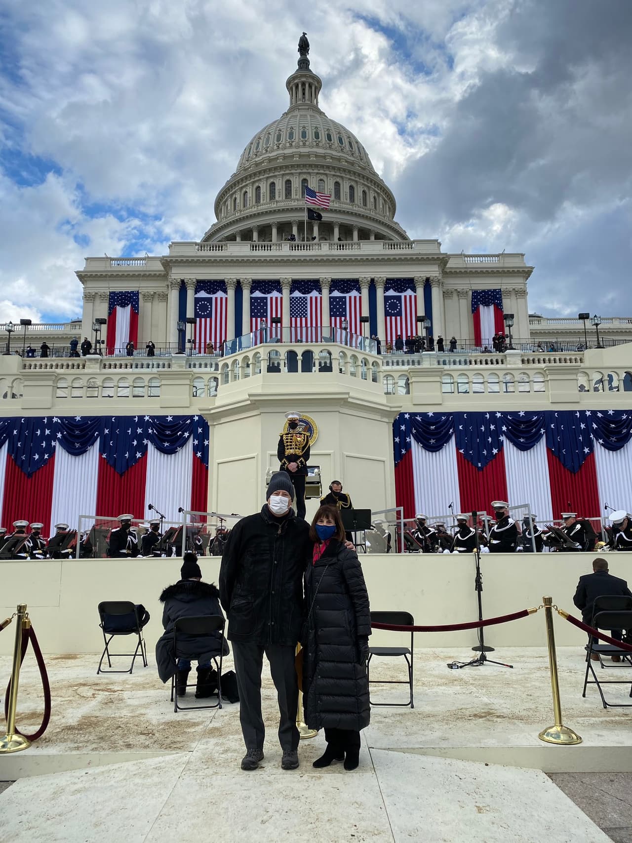 "Es un honor representar a #NC06 en la inauguración de @POTUS y @VP. Hoy es un nuevo día en nuestra nación", comentó la legisladora Kathy Manning.