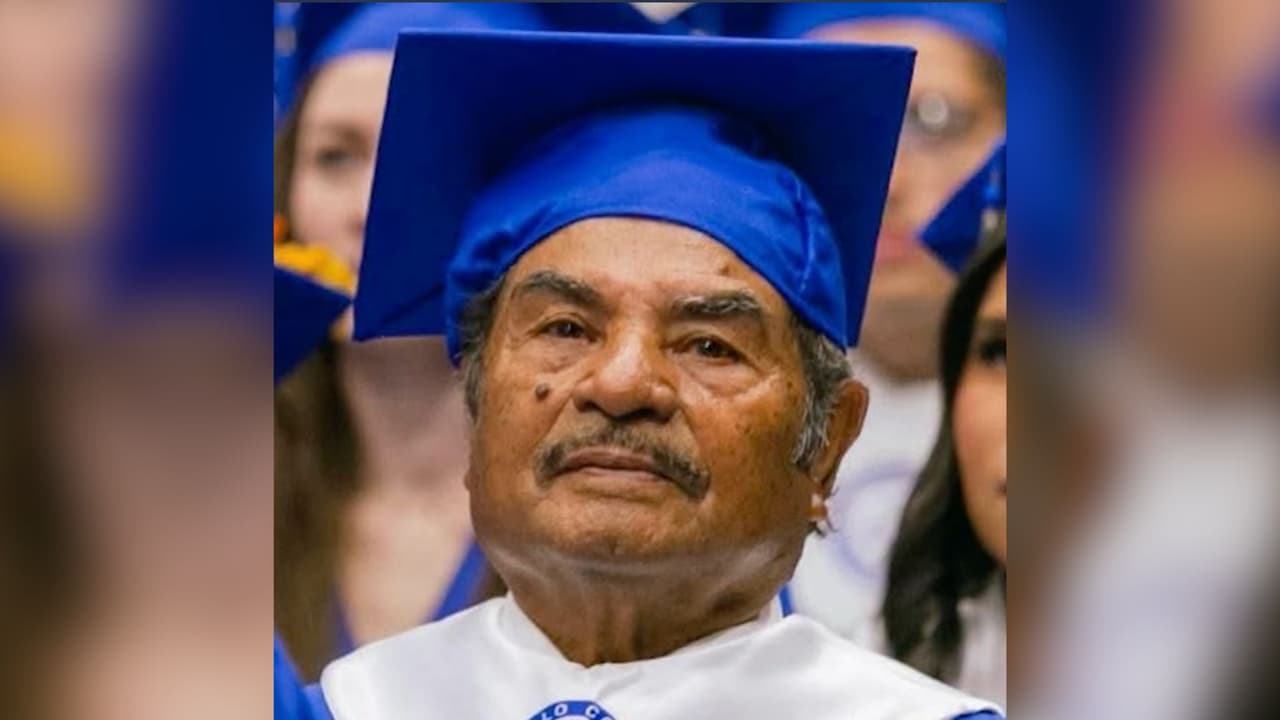 A los 82 años, abuelo hispano se gradúa de colegio comunitario e inspira a muchos: “Nunca es tarde”