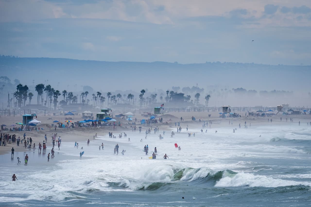 El paso de las marejadas dejó además una advertencia sobre la fuerza que puede alcanzar el mar incluso cuando un sistema tropical pierde intensidad antes de llegar a tierra. En las costas del sur de California, el impacto se manifestó principalmente a través del oleaje, las corrientes, la erosión y las inundaciones, alterando durante horas el paisaje de numerosas comunidades frente al Pacífico.