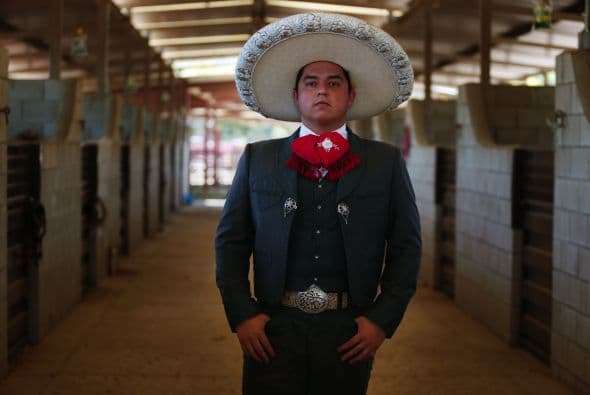 Alex Corral, un joven pero ambicioso, productor de televisión y entusiasta de los caballos y el rodeo. Él se encarga del rancho de la familia y mantiene las tradiciones de la misma. Alex es también el creador y productor ejecutivo de Los Cowboys.
