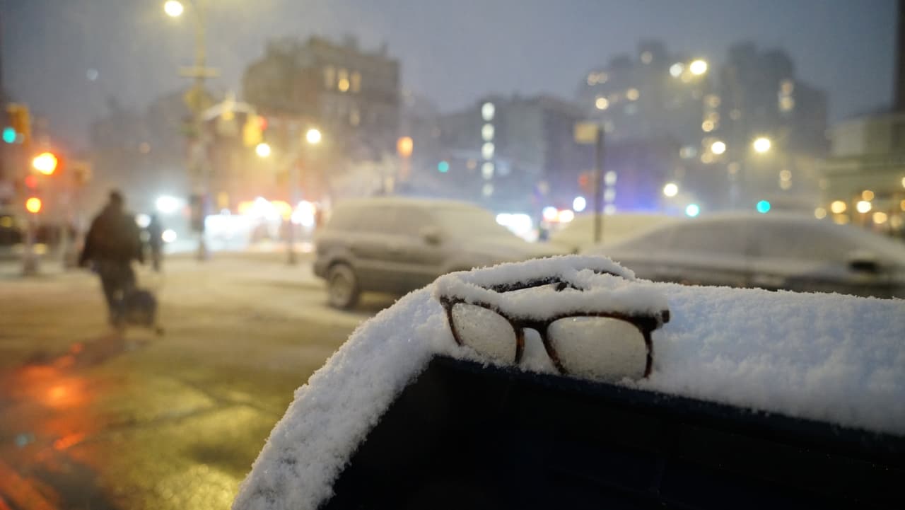 La nieve comenzó la madrugada del domingo y se intensificó por la noche, dejando condiciones peligrosas durante la hora pico y elevando el riesgo de accidentes en autopistas y avenidas principales.