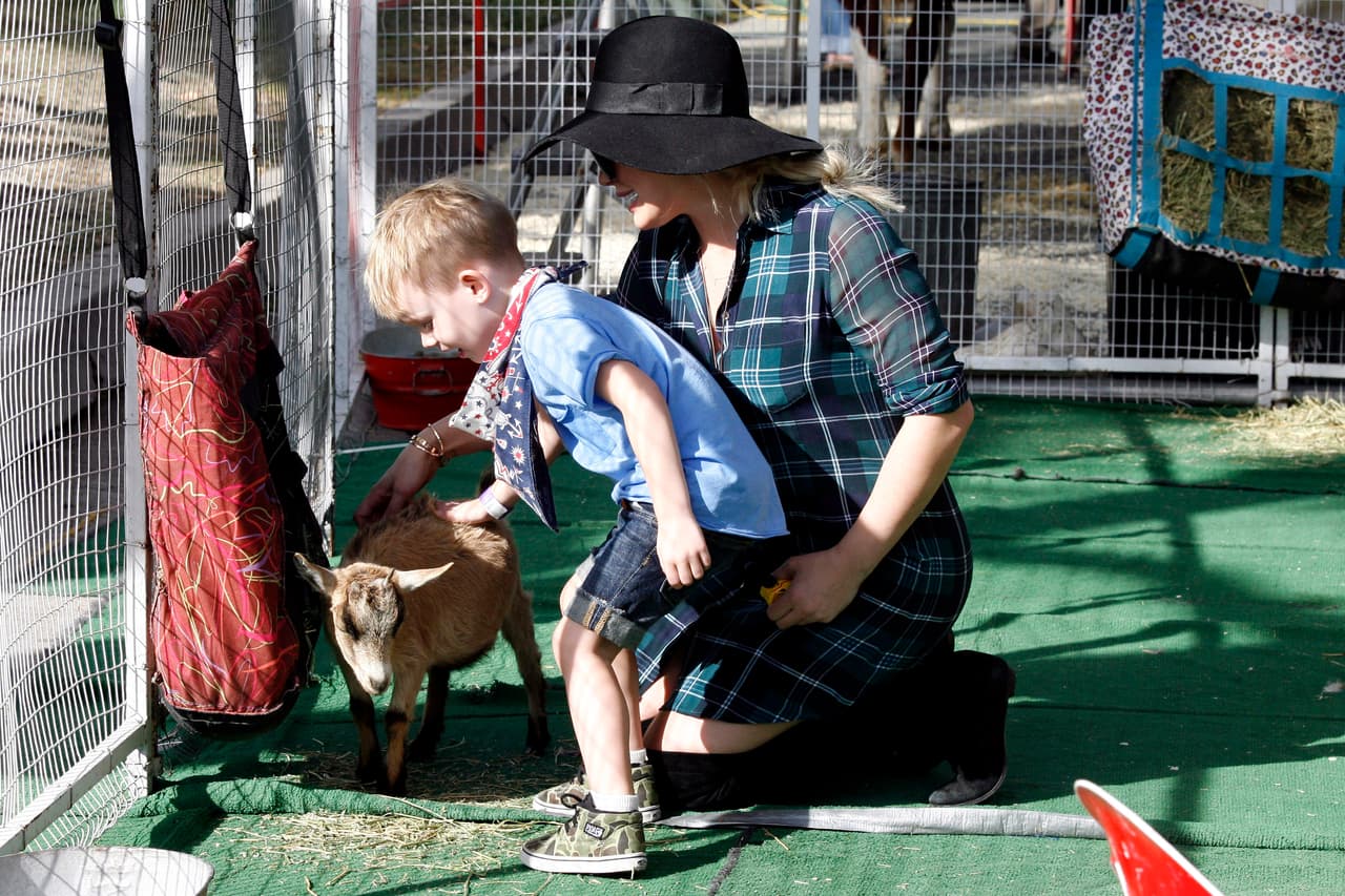 La actriz y cantante disfrutó de un inolvidable paseo en el zoológico con su pequeño hijo Luca.