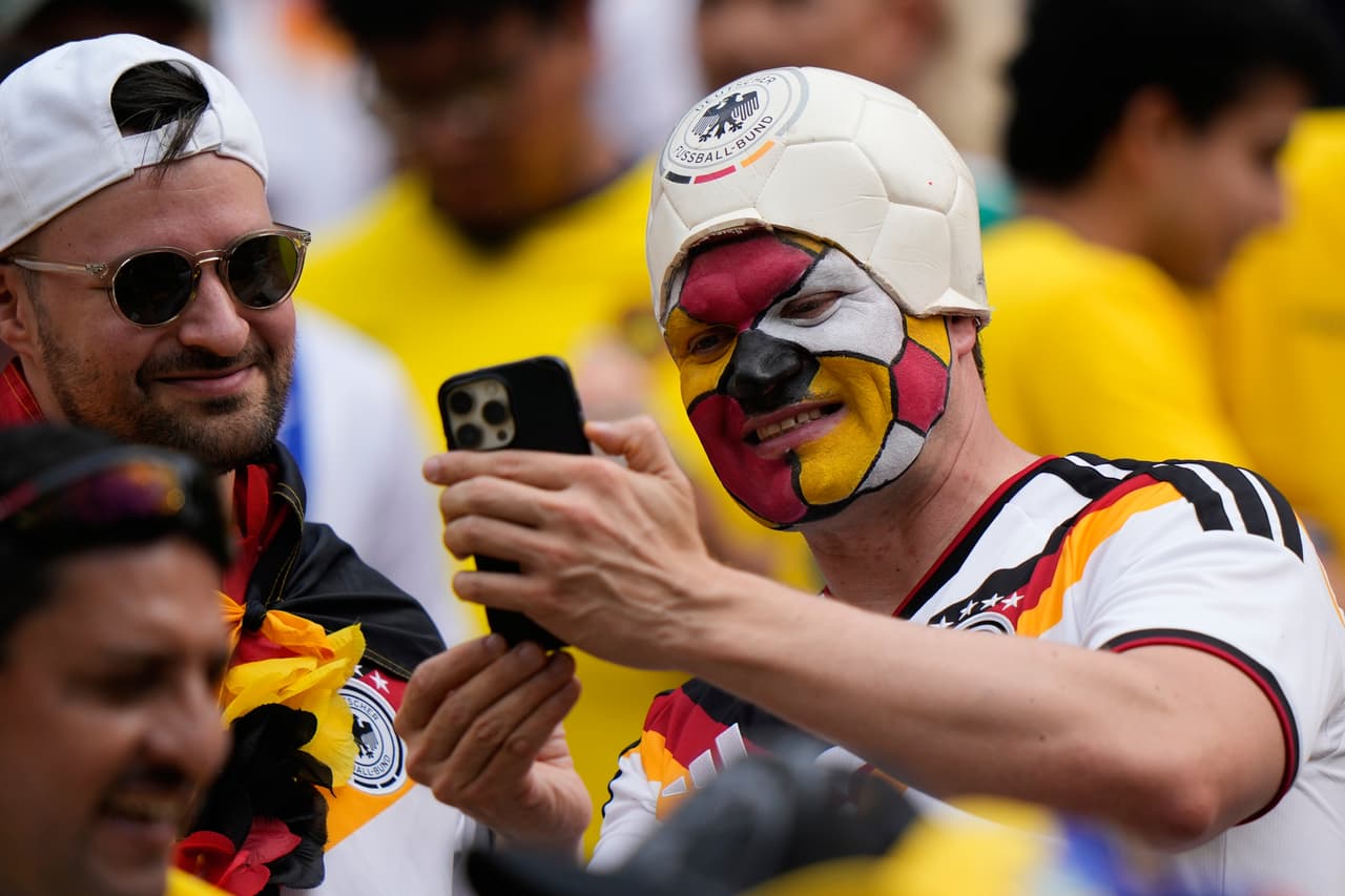 Un aficionado alemán mira su teléfono móvil antes del partido del Grupo E del Mundial.