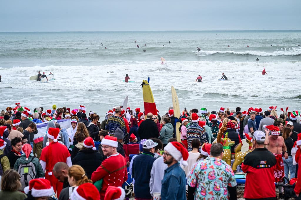 La actividad congrega cientos de personas amantes del surf y de los disfraces, pues hay competencias para quienes no precisamente gusten de entrar al agua a buscar olas.
