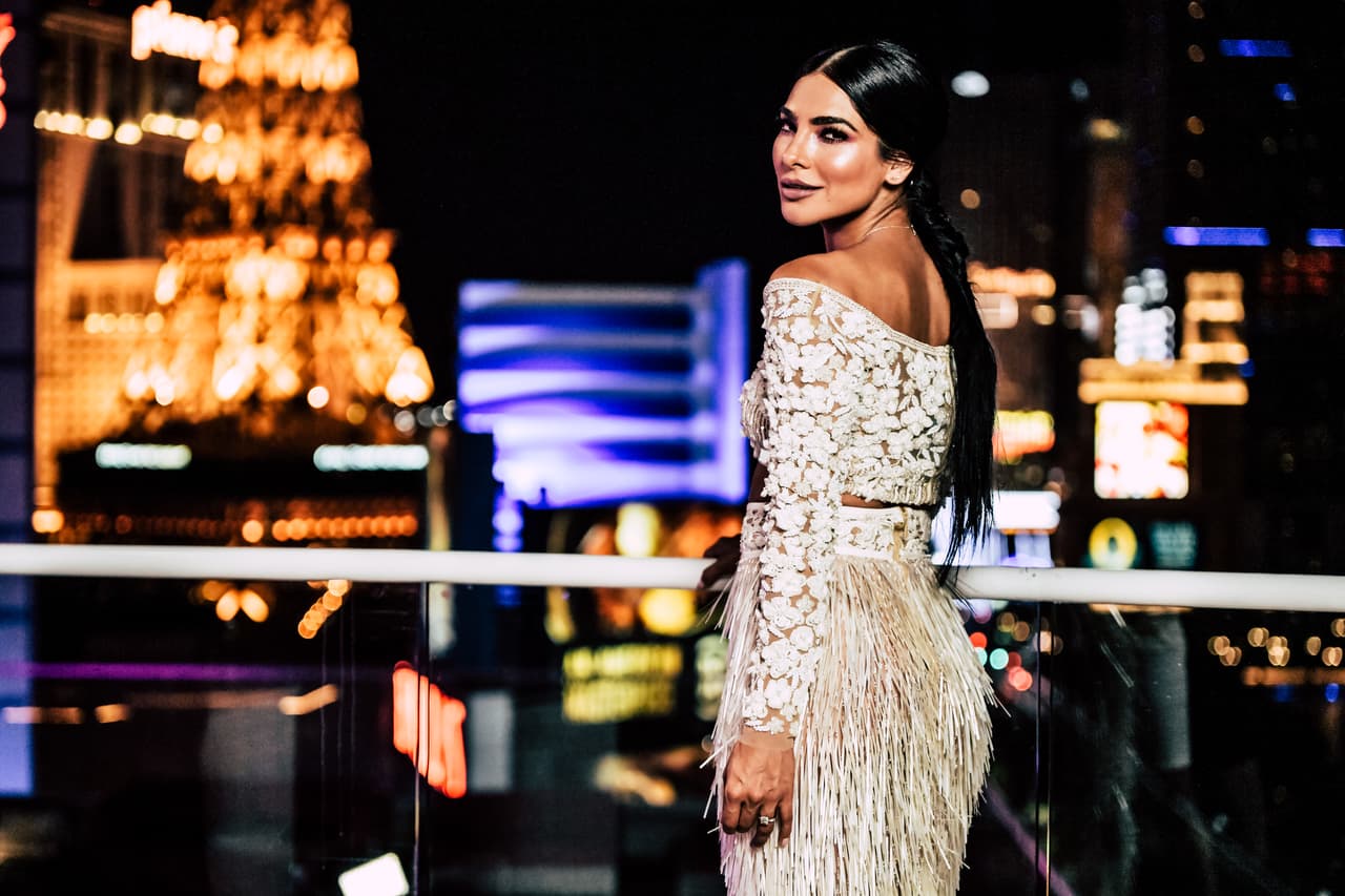 La mexicana llevó un espectacular
<a href="https://www.univision.com/shows/nuestra-belleza-latina/plumas-y-lentejuelas-literal-asi-debuto-alejandra-espinoza-como-conductora-de-nuestra-belleza-latina-fotos">conjunto bordado</a> del diseñador libanés
<a href="http://www.eliemadi.com/">Elie Madi</a> de la casa Yas Couture House of Fashion, una marca favorita de estrellas como JLo.