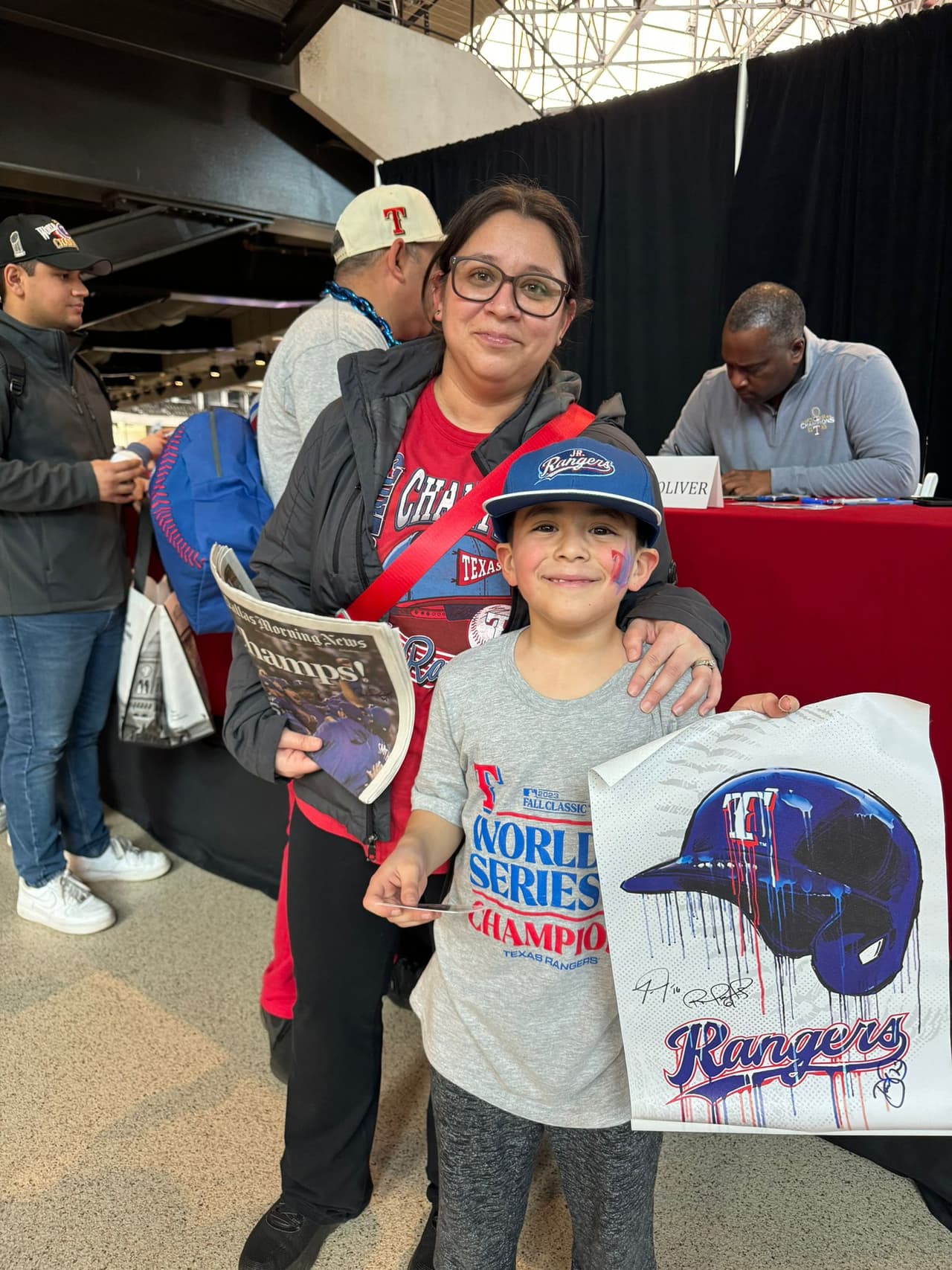 Este otro pequeño fanático está feliz, luego de ver a sus jugadores favoritos.