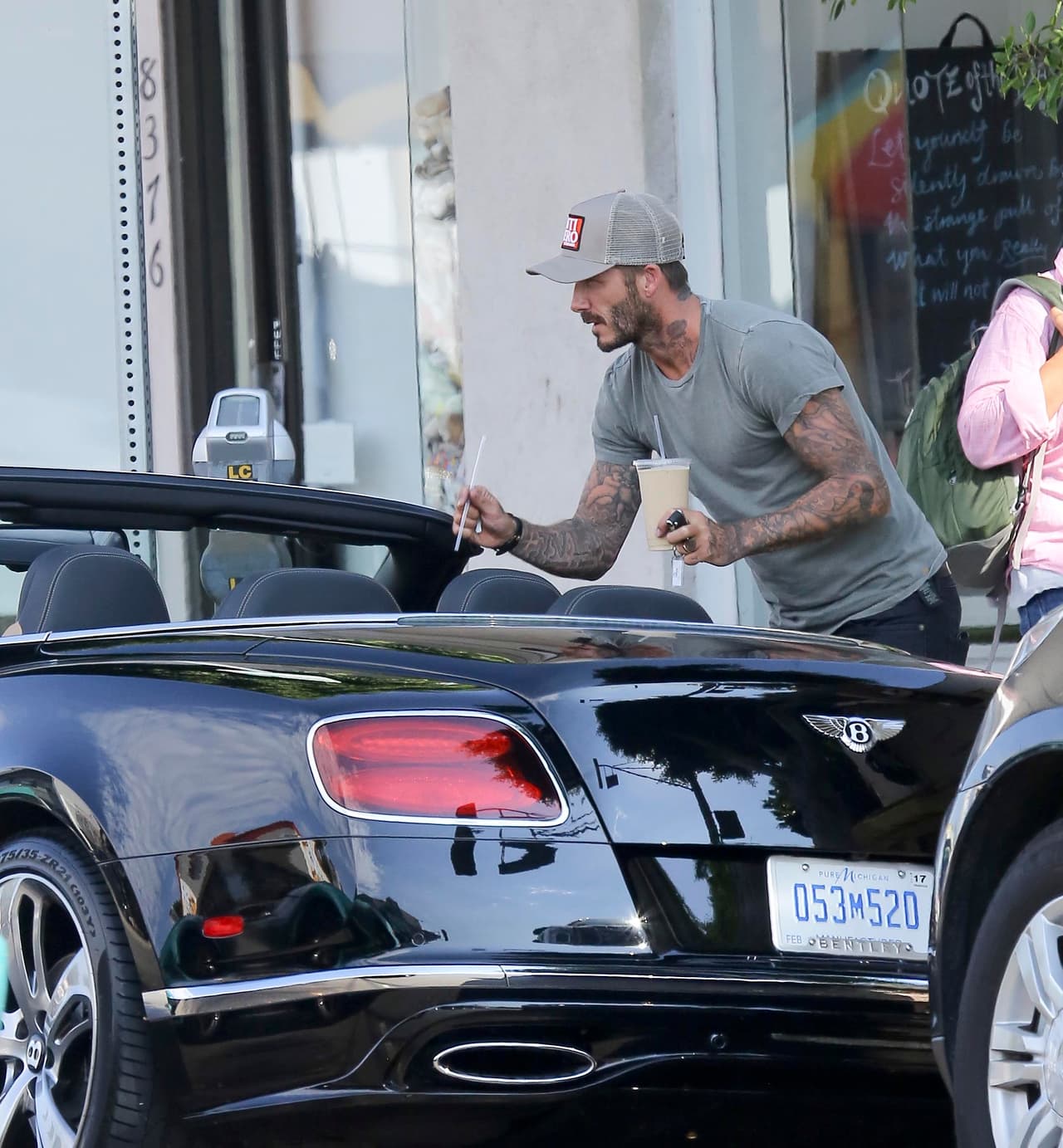 ¡Subió a su nena en el asiento delantero!