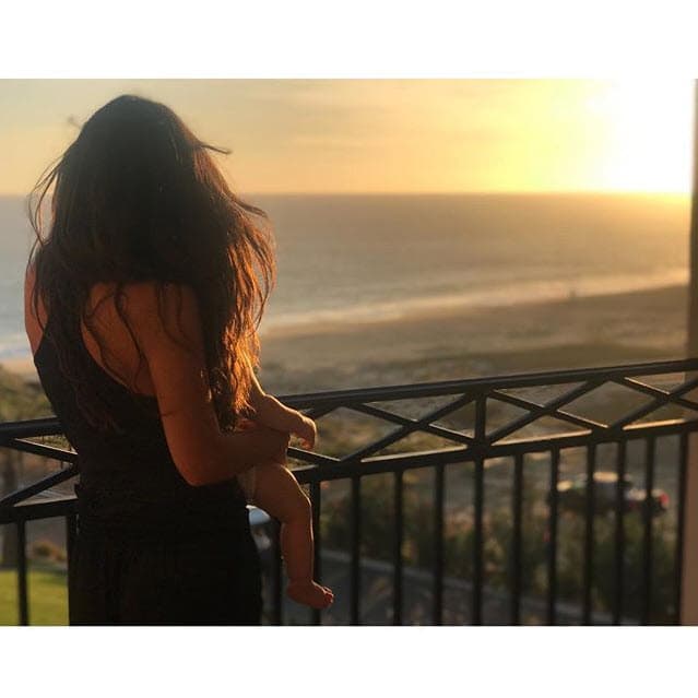 El horizonte sirvió para recordar a
<b><a href="http://www.univision.com/temas/gonzalo-vega">Gonzalo Vega</a></b>, a quien
<b><a href="http://www.univision.com/programas/novelas/las-fotos-mas-divertidas-de-zuria-vega-y-su-hija-fotos">Zuria</a></b> no deja de extrañar. La actriz le escribió un mensaje a su padre en su cuenta de Instagram: "Hablándole de ti pa...☀️".