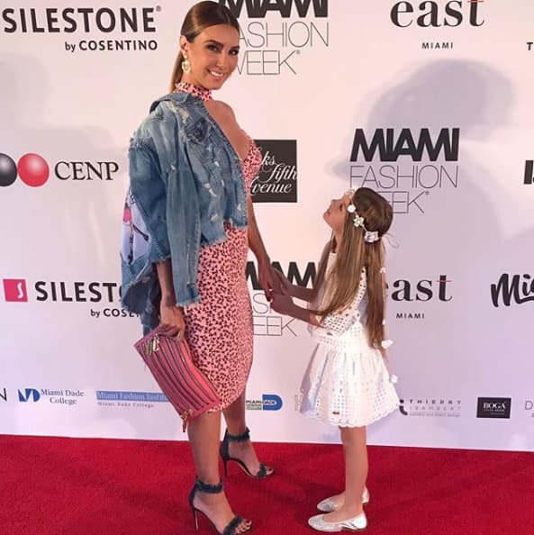 Además, la actriz la lleva con ella a algunas alfombras rojas donde ambas roban miradas al desfilar.