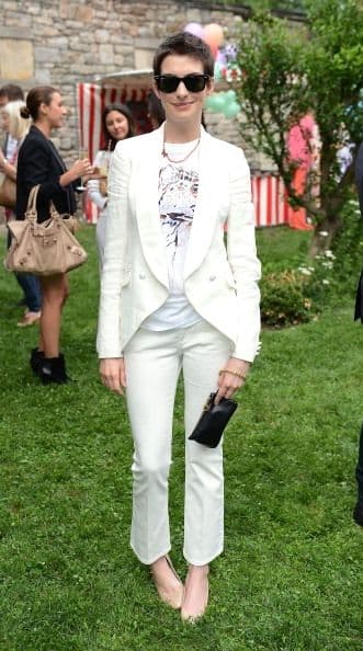 Otra chica que sabe sacarle partido a la moda masculina es Anne Hathaway, quien no sólo viste prendas varoniles, sino también tiene un 'hair style' muy corto con el que luce genial.