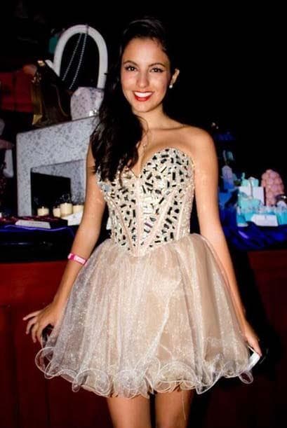 Ella es Sofía, no hay duda que heredó la belleza de su madre. La joven ha estado lejos de los reflectores, pues prefiere mantenerse al margen de la carrera artística de sus famosos padres.